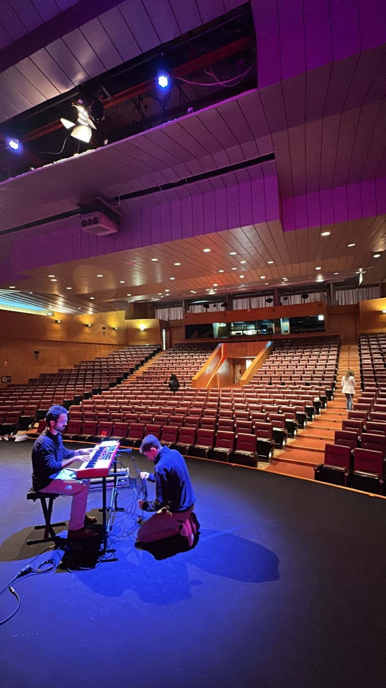 Abián Díaz al piano · montaje del teatro