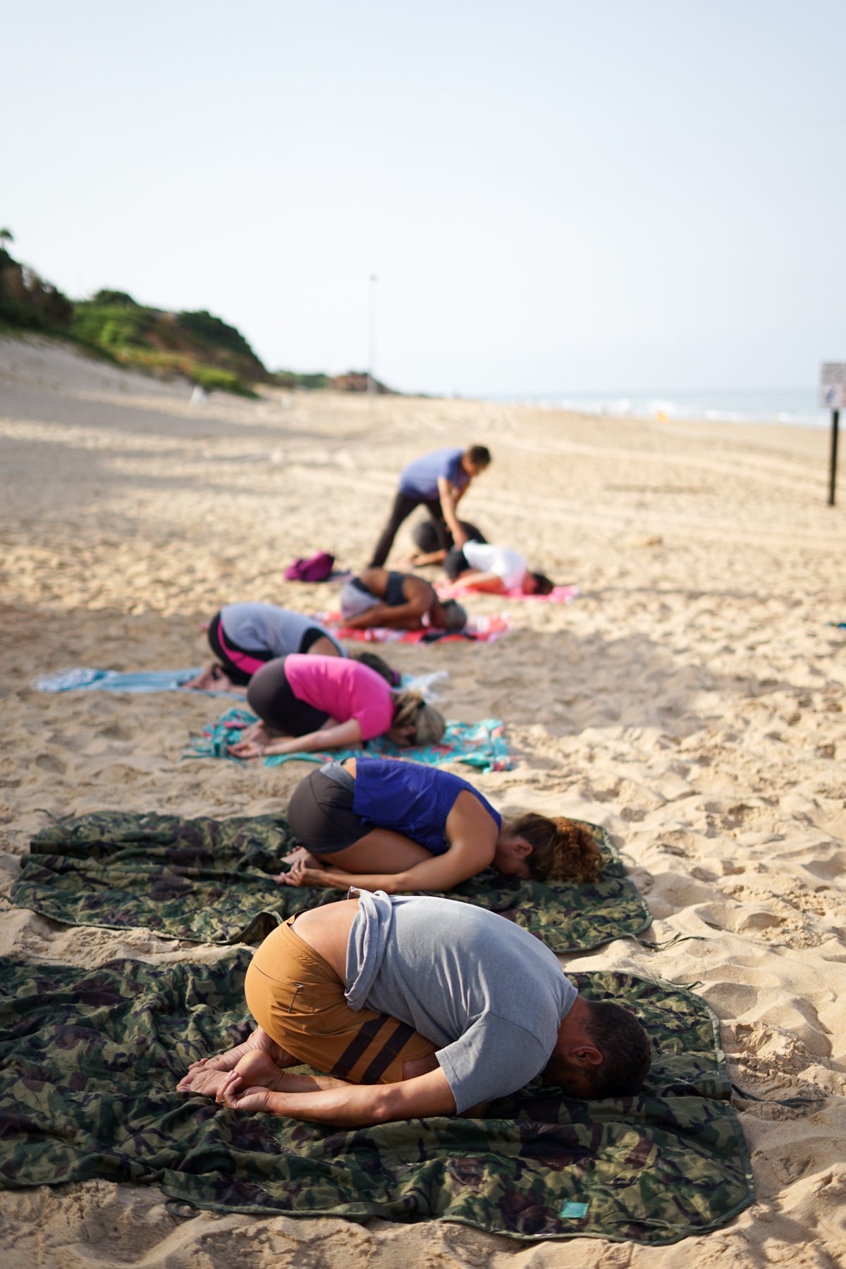 Yoga en la playa al amanecer